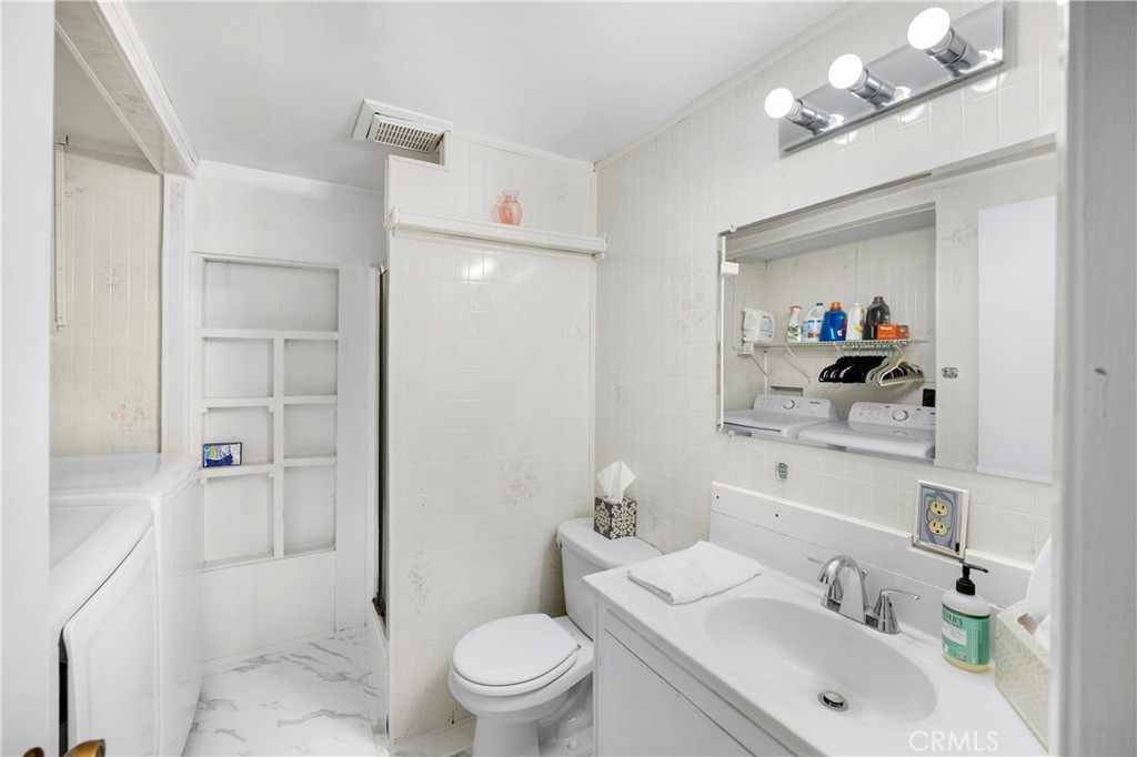 1005 E Woodland Lane