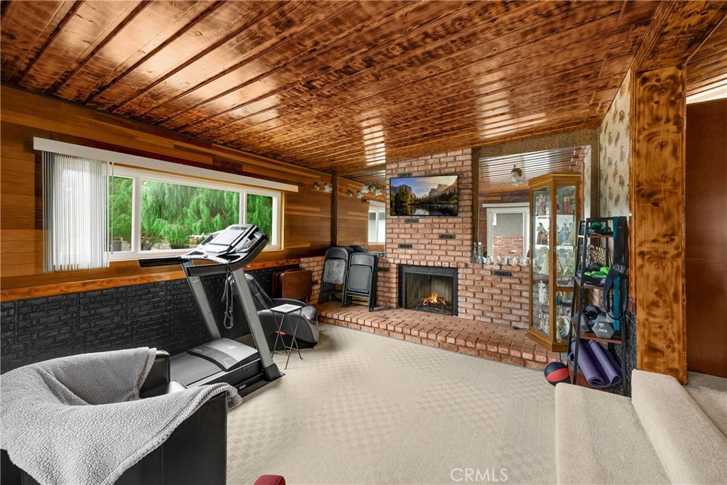 1005 E Woodland Lane