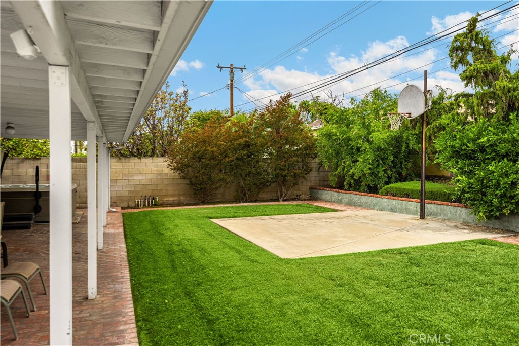 1005 E Woodland Lane