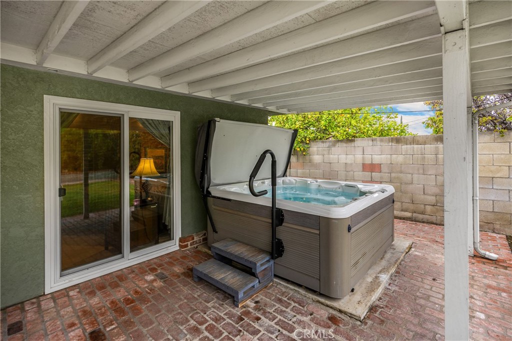 1005 E Woodland Lane