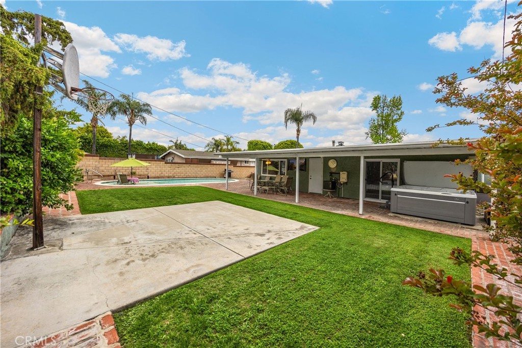 1005 E Woodland Lane