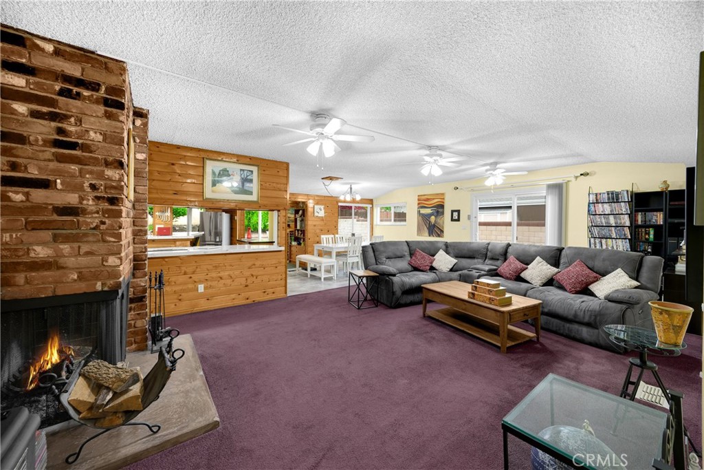 1005 E Woodland Lane