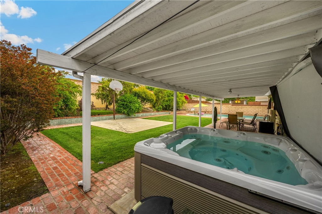 1005 E Woodland Lane