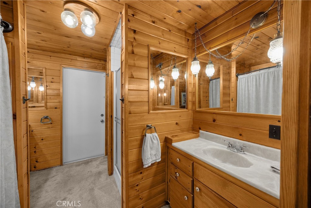 1005 E Woodland Lane