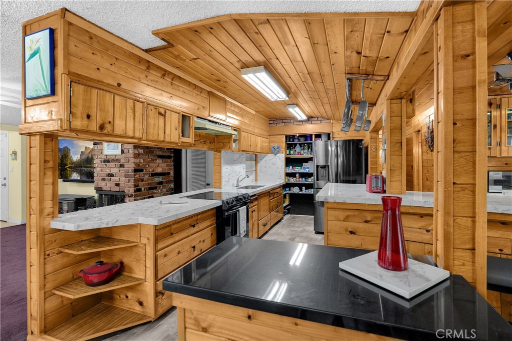 1005 E Woodland Lane