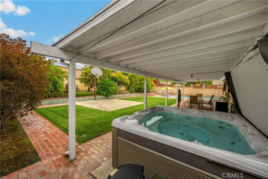 1005 E Woodland Lane