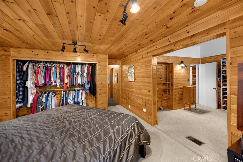 1005 E Woodland Lane