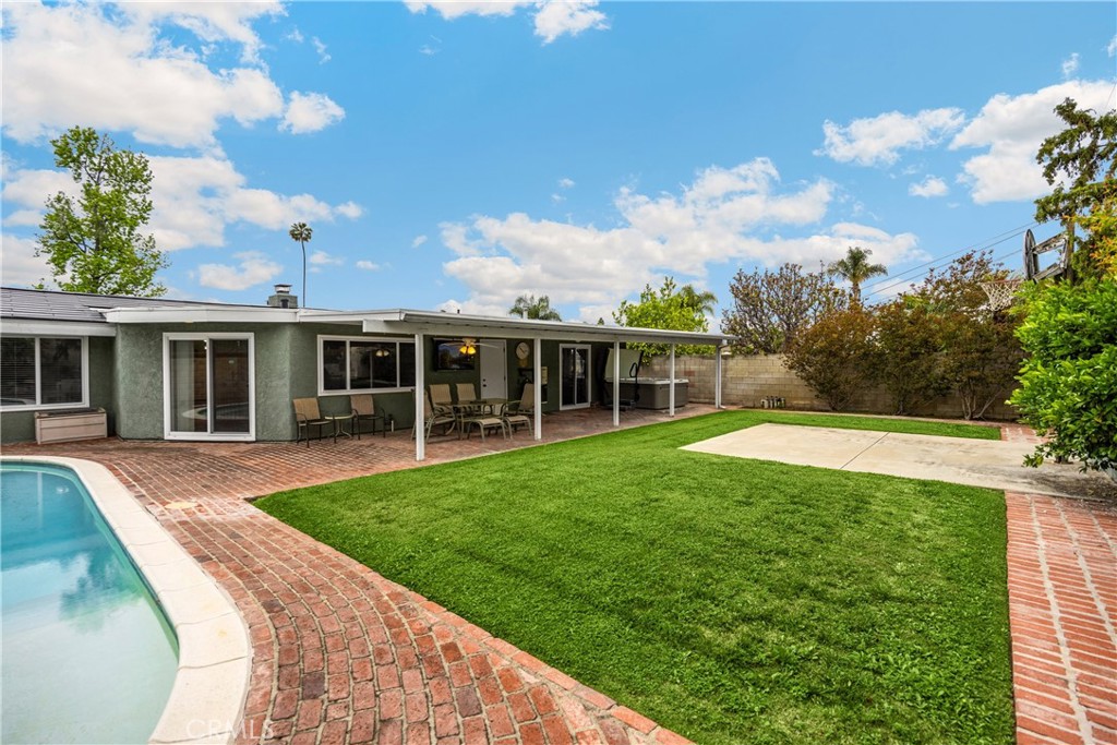 1005 E Woodland Lane