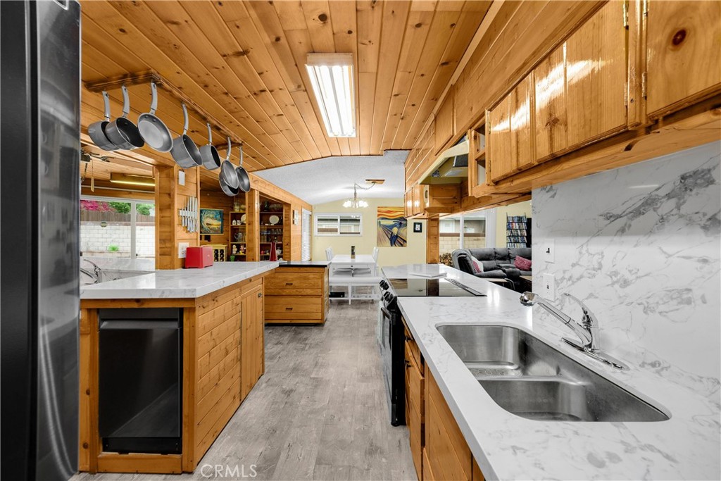 1005 E Woodland Lane