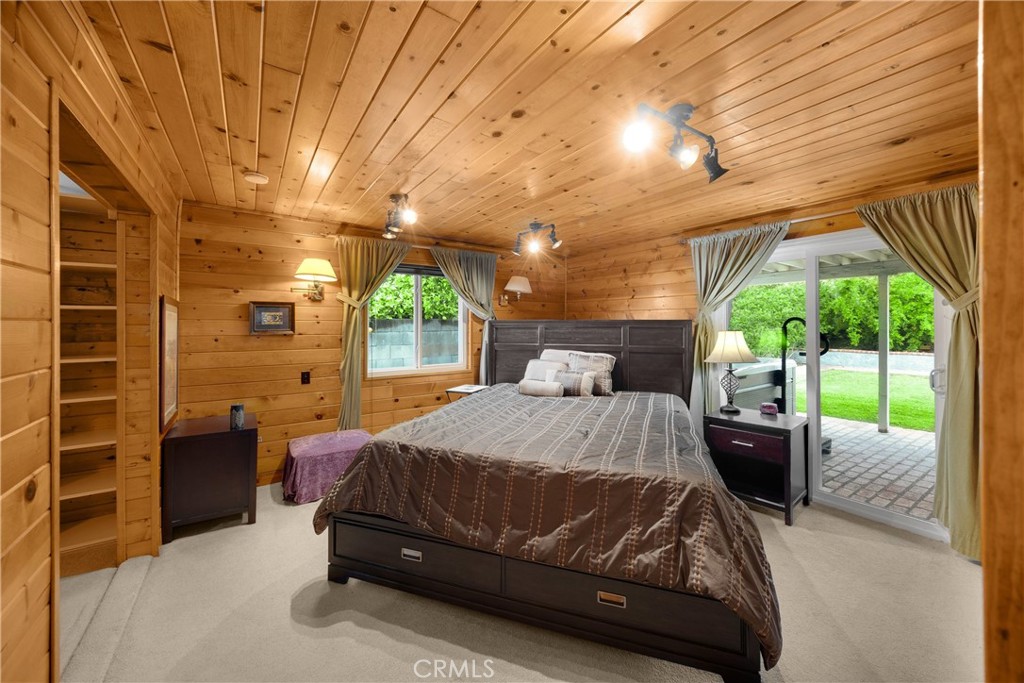 1005 E Woodland Lane