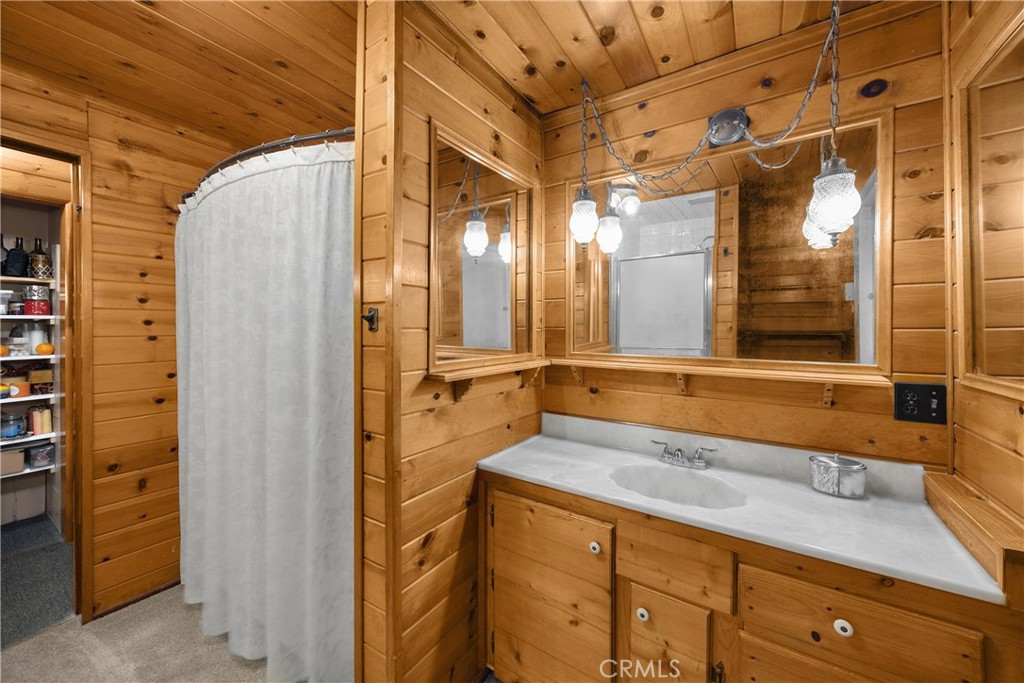 1005 E Woodland Lane