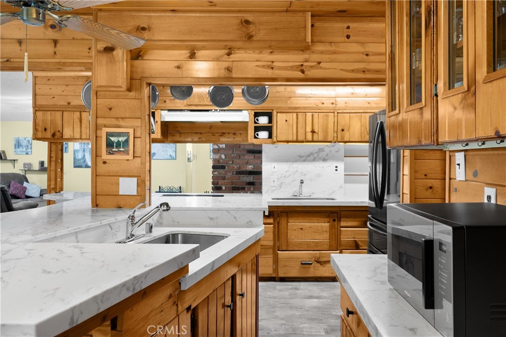 1005 E Woodland Lane