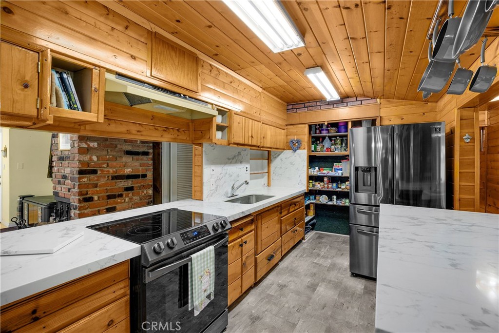 1005 E Woodland Lane