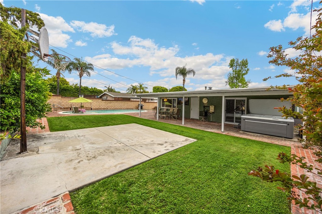 1005 E Woodland Lane