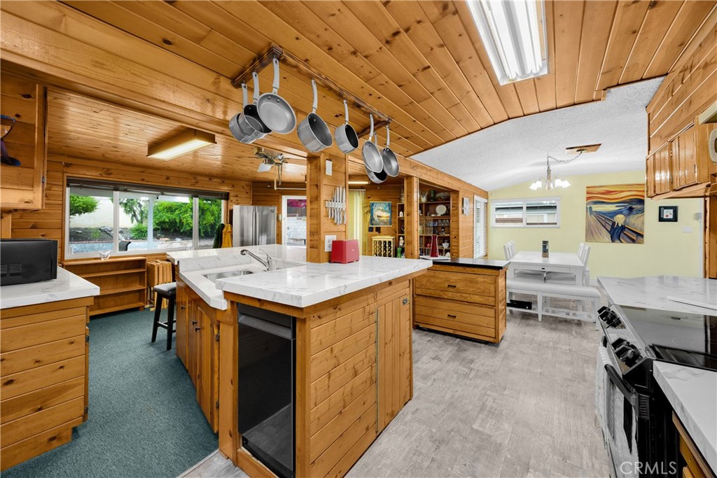 1005 E Woodland Lane