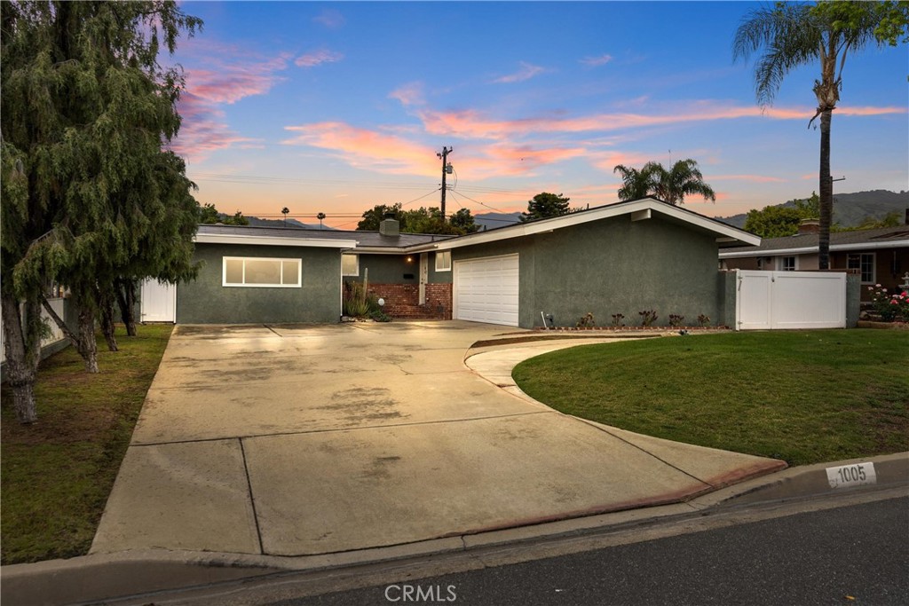 1005 E Woodland Lane