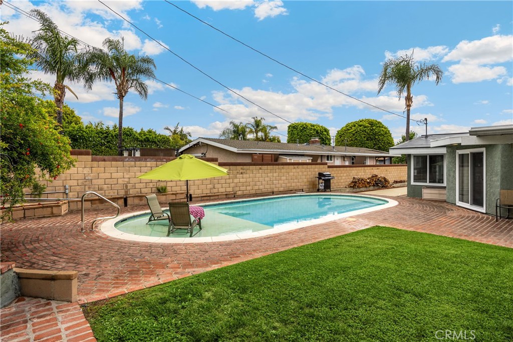 1005 E Woodland Lane