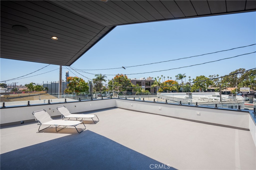 521 1/2 Iris Avenue