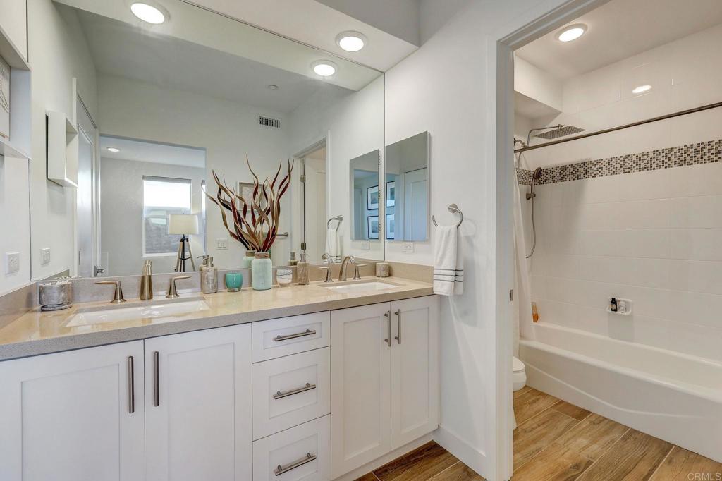 700 S The Strand 101