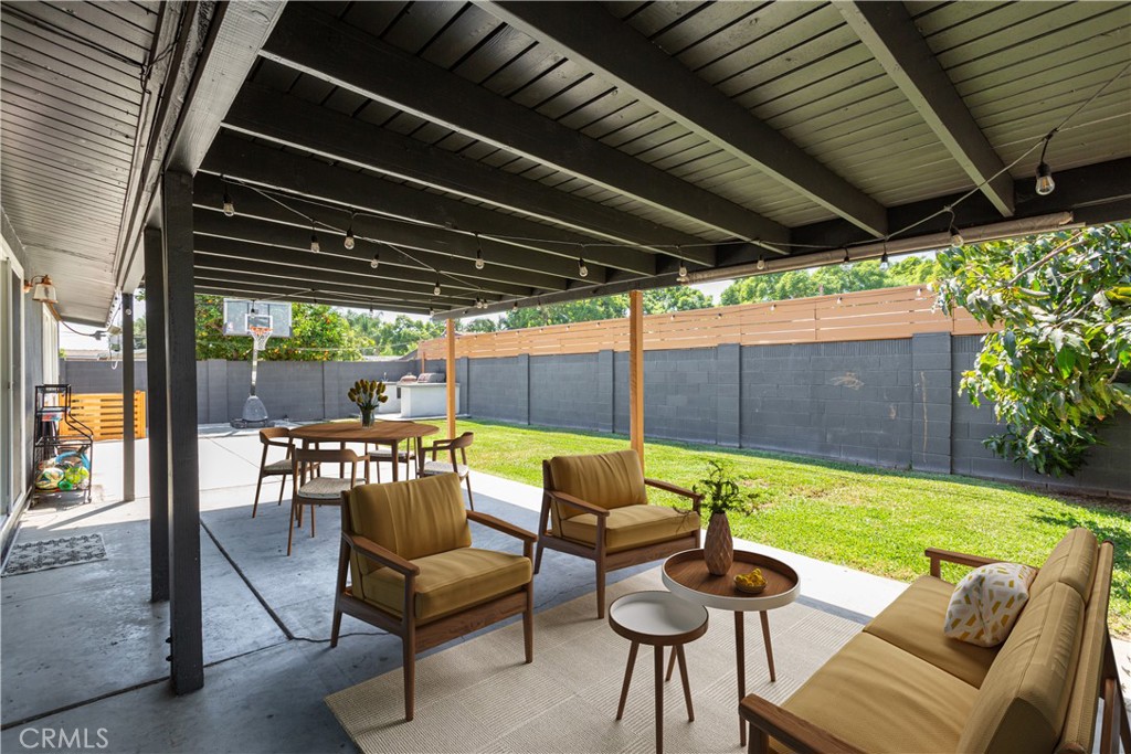 2214 N Hesperian Street