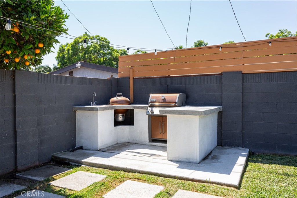 2214 N Hesperian Street