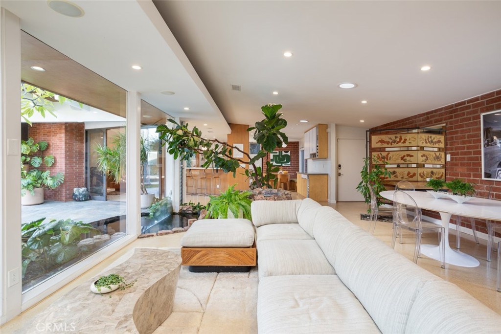 1062 E Tehachapi Drive