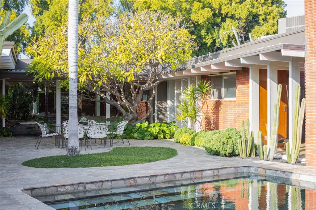 1062 E Tehachapi Drive