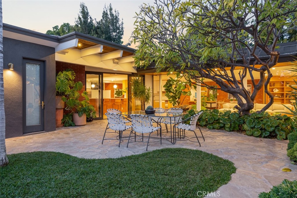 1062 E Tehachapi Drive