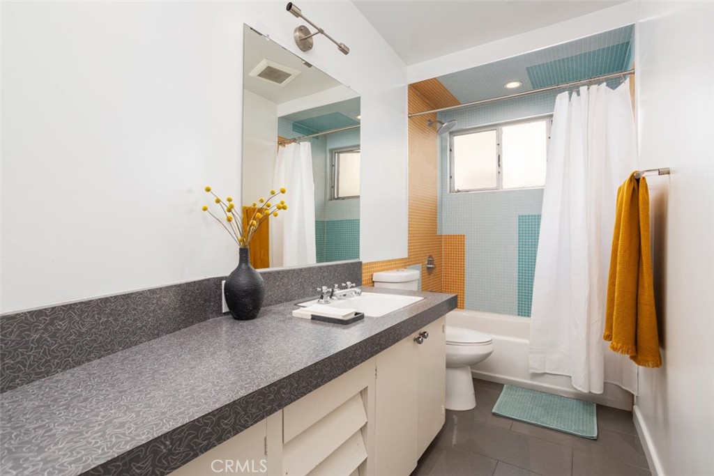 1062 E Tehachapi Drive