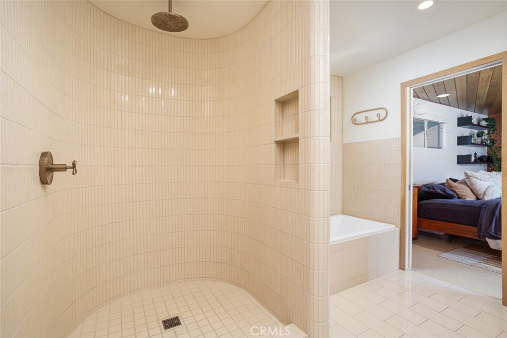 1062 E Tehachapi Drive