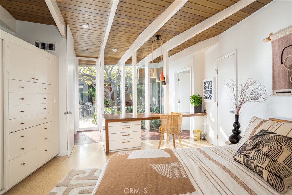 1062 E Tehachapi Drive