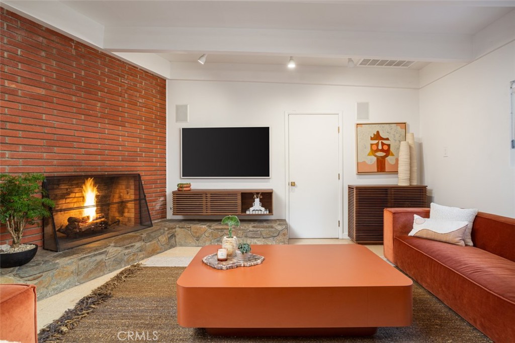 1062 E Tehachapi Drive