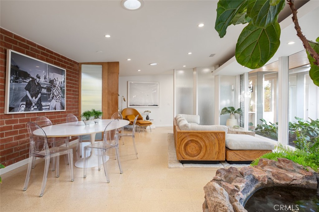 1062 E Tehachapi Drive