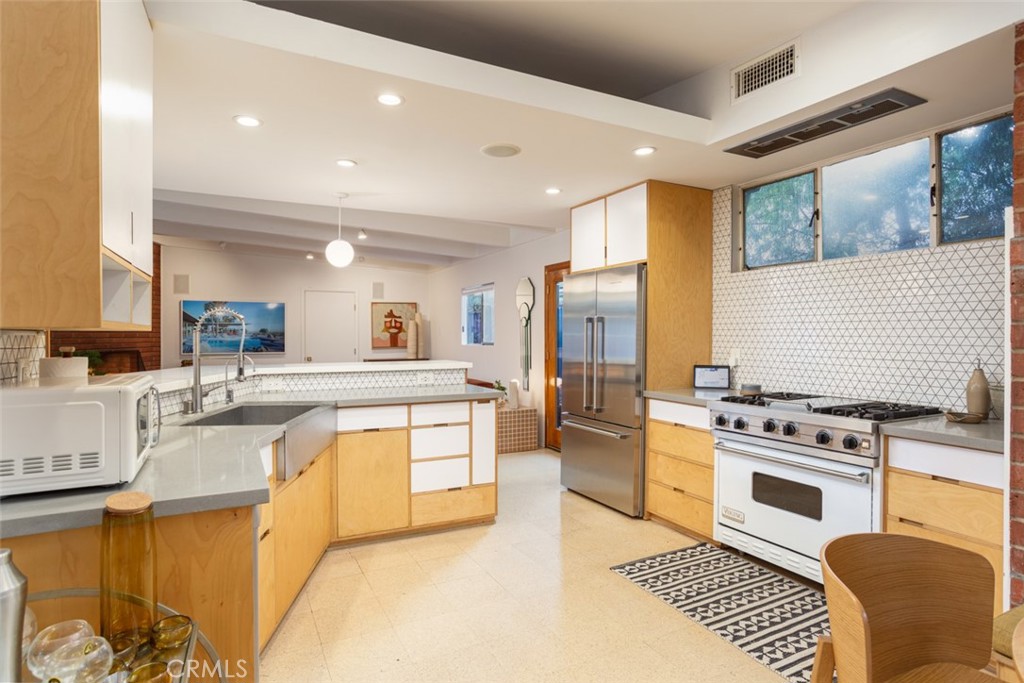 1062 E Tehachapi Drive