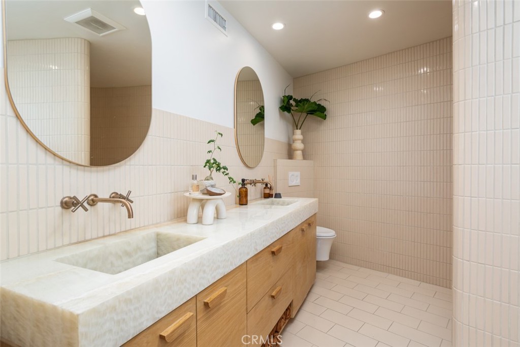 1062 E Tehachapi Drive