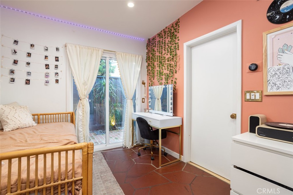 1062 E Tehachapi Drive