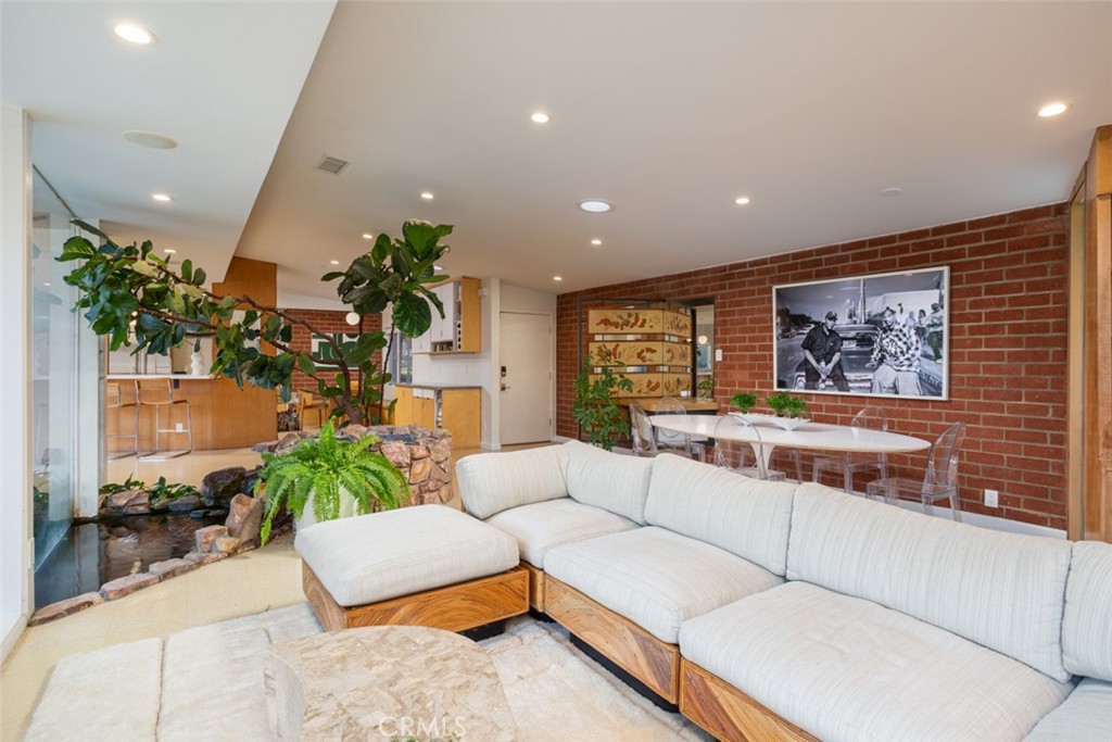 1062 E Tehachapi Drive