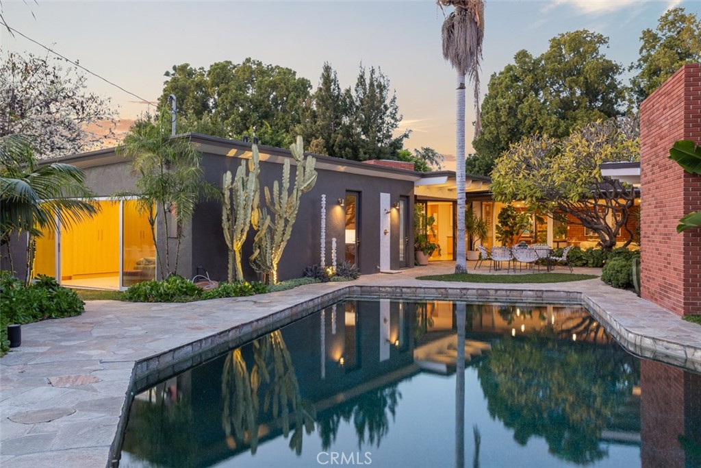 1062 E Tehachapi Drive