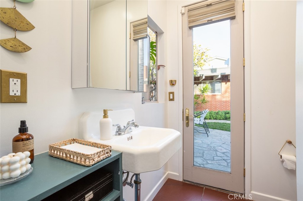 1062 E Tehachapi Drive