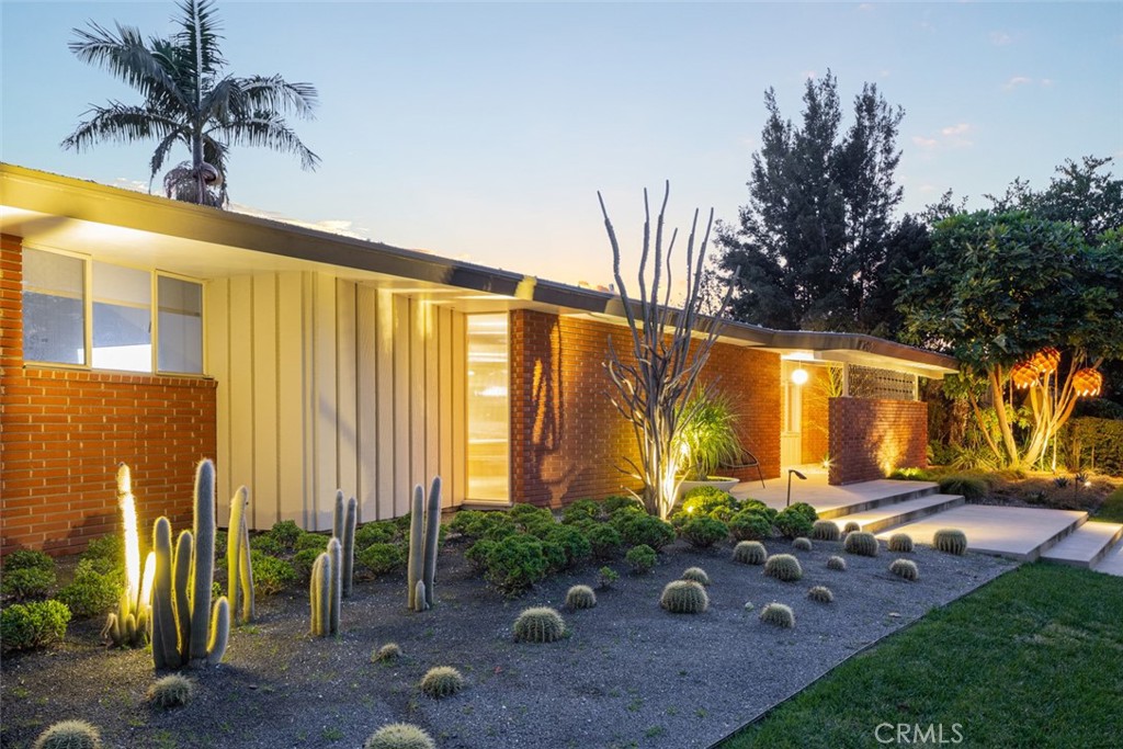 1062 E Tehachapi Drive