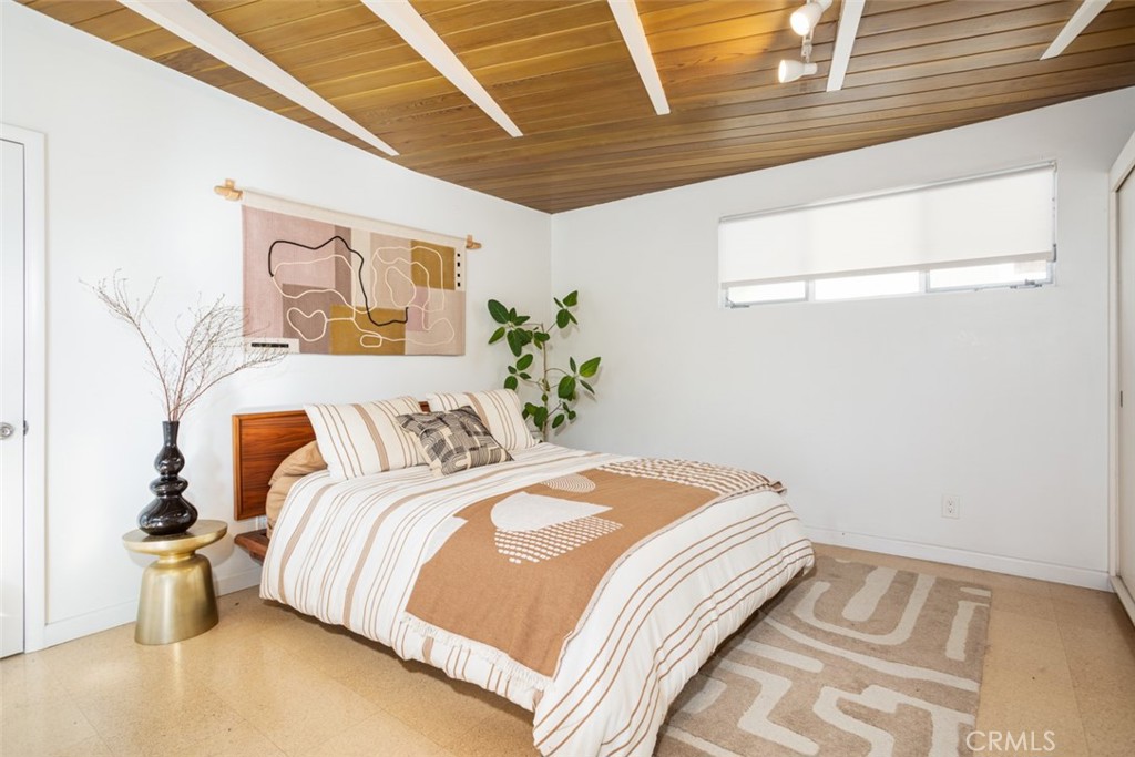 1062 E Tehachapi Drive