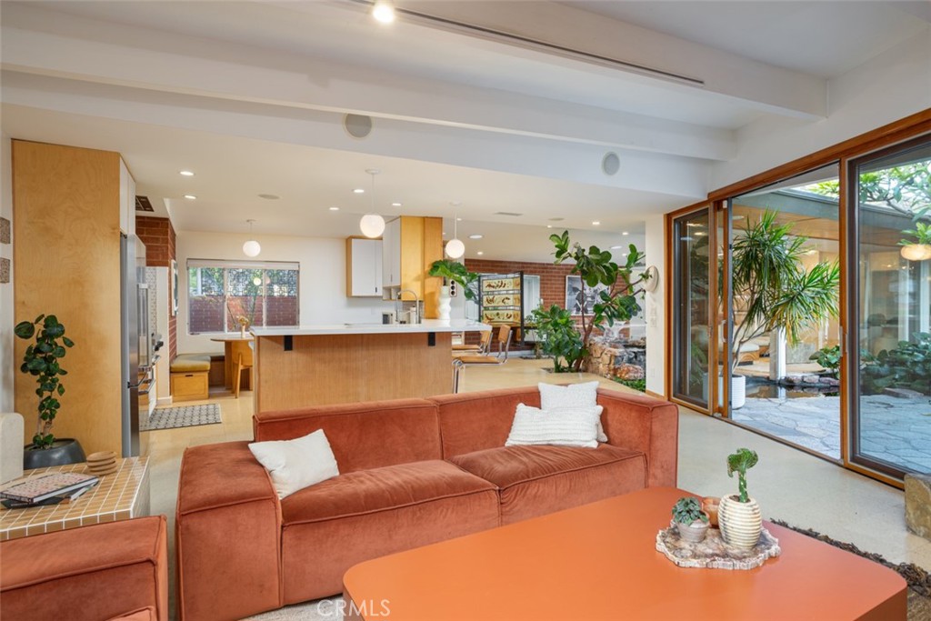 1062 E Tehachapi Drive