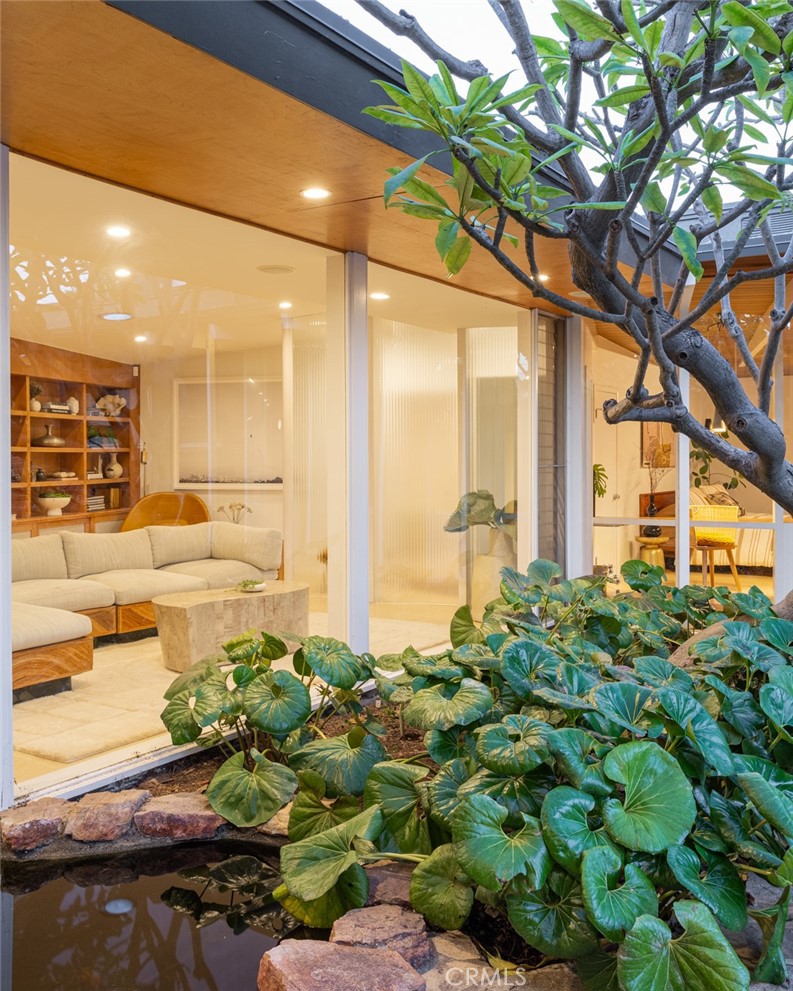 1062 E Tehachapi Drive