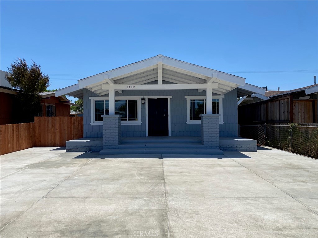 1832 W 38th Place