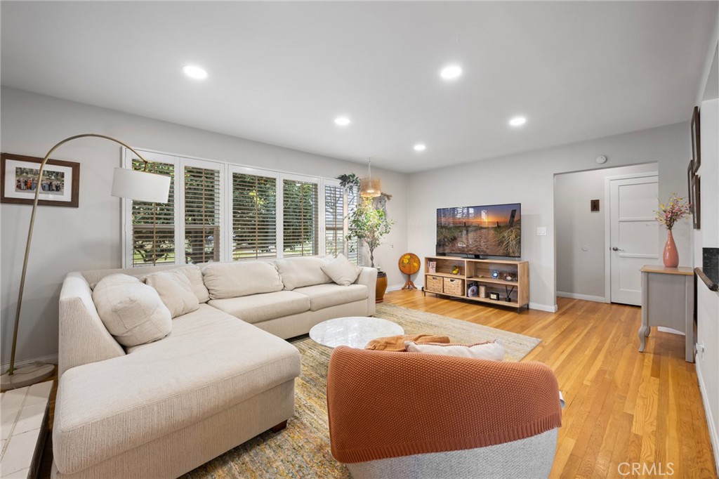 2309 Larchmont Avenue