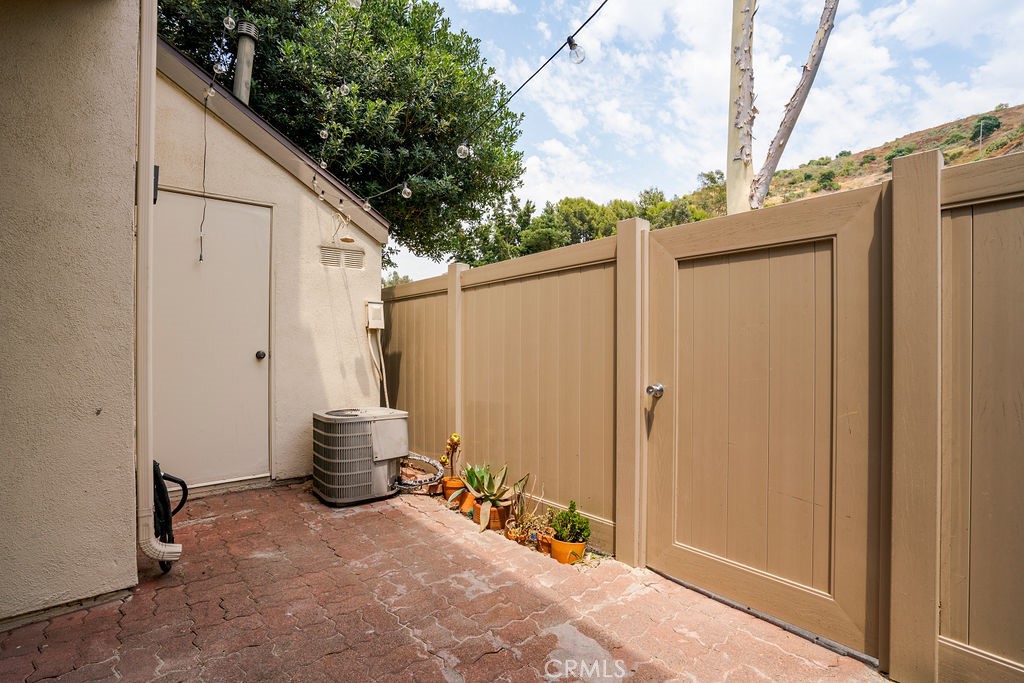 285 N Singingwood Street 3