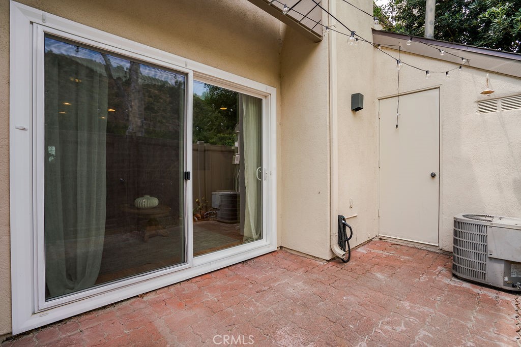 285 N Singingwood Street 3