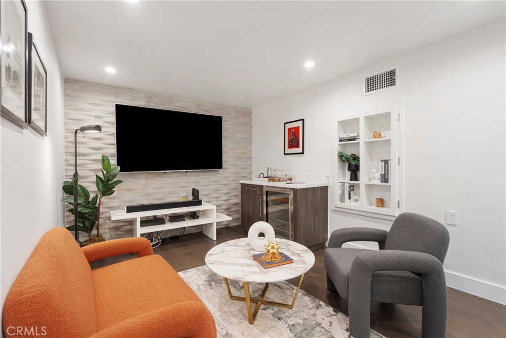 3850 Glenalbyn Drive