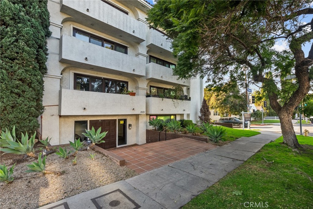 1601 Veteran Avenue 304