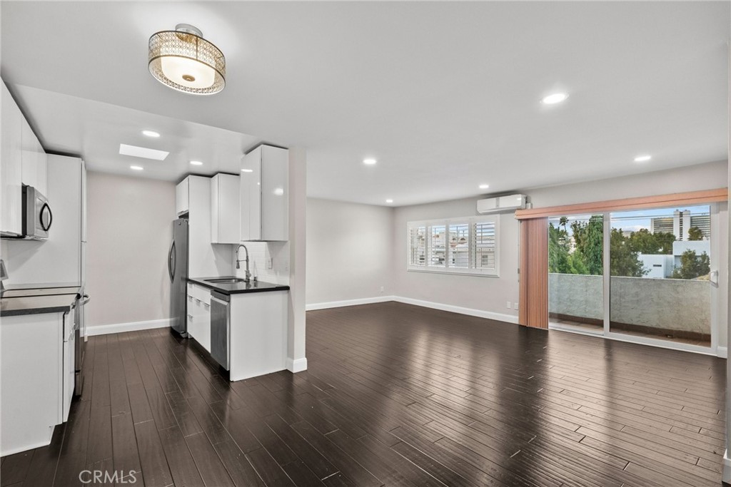 1601 Veteran Avenue 304